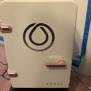 Monat mini fridge